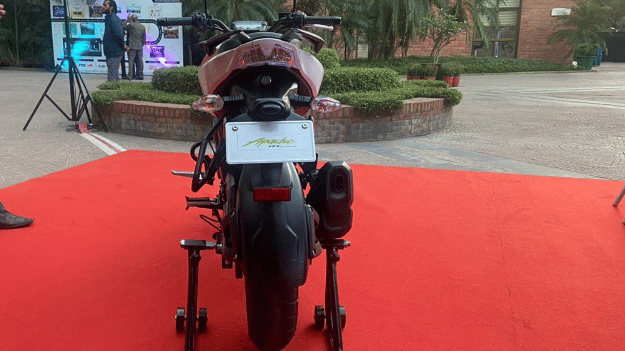 Indian Bike maker tvs auto showed the first flex fuel technology bike apache, know specialty and other details