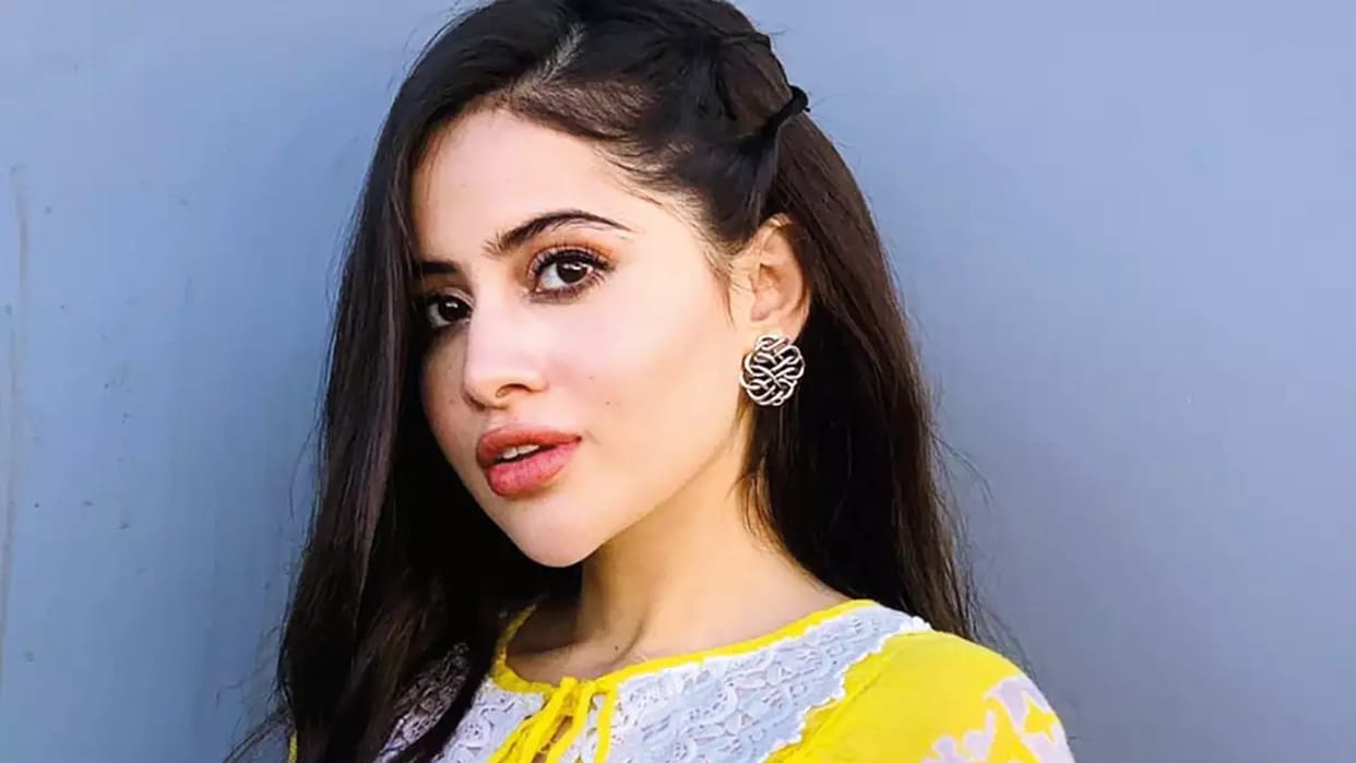 Uorfi Javed Shared Instagram Story Accusing her Broker of Giving her Death Threat