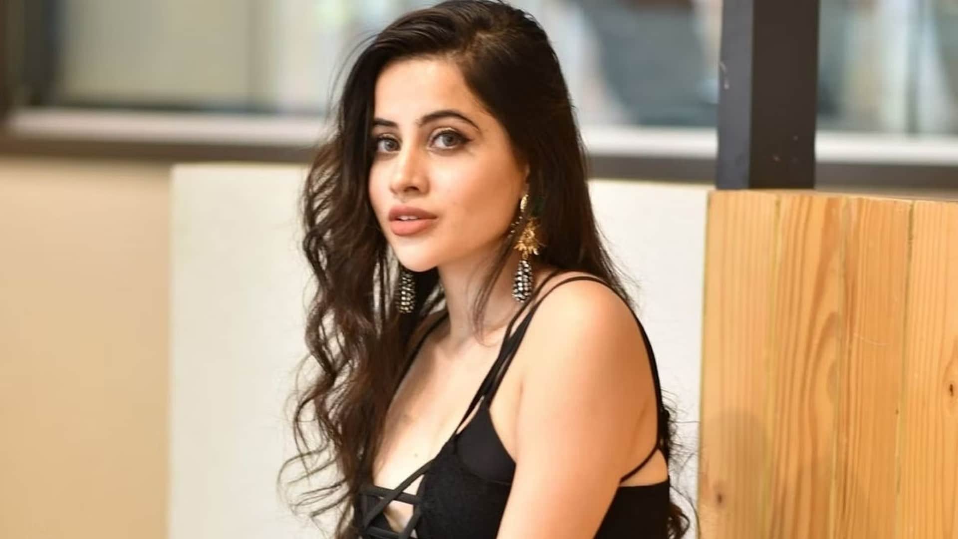 urfi javed swelled eyes and no makeup looks actress hiding her face from camera