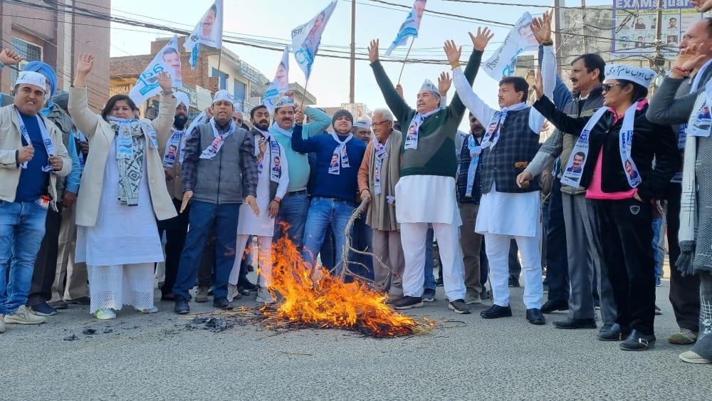 jammu Vijaypur: Aam Aadmi Party workers protest against power cut