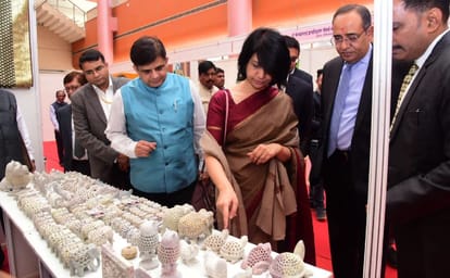 Textile Conclave in varanasi Union Textiles Minister addressed textile entrepreneurs from all over india