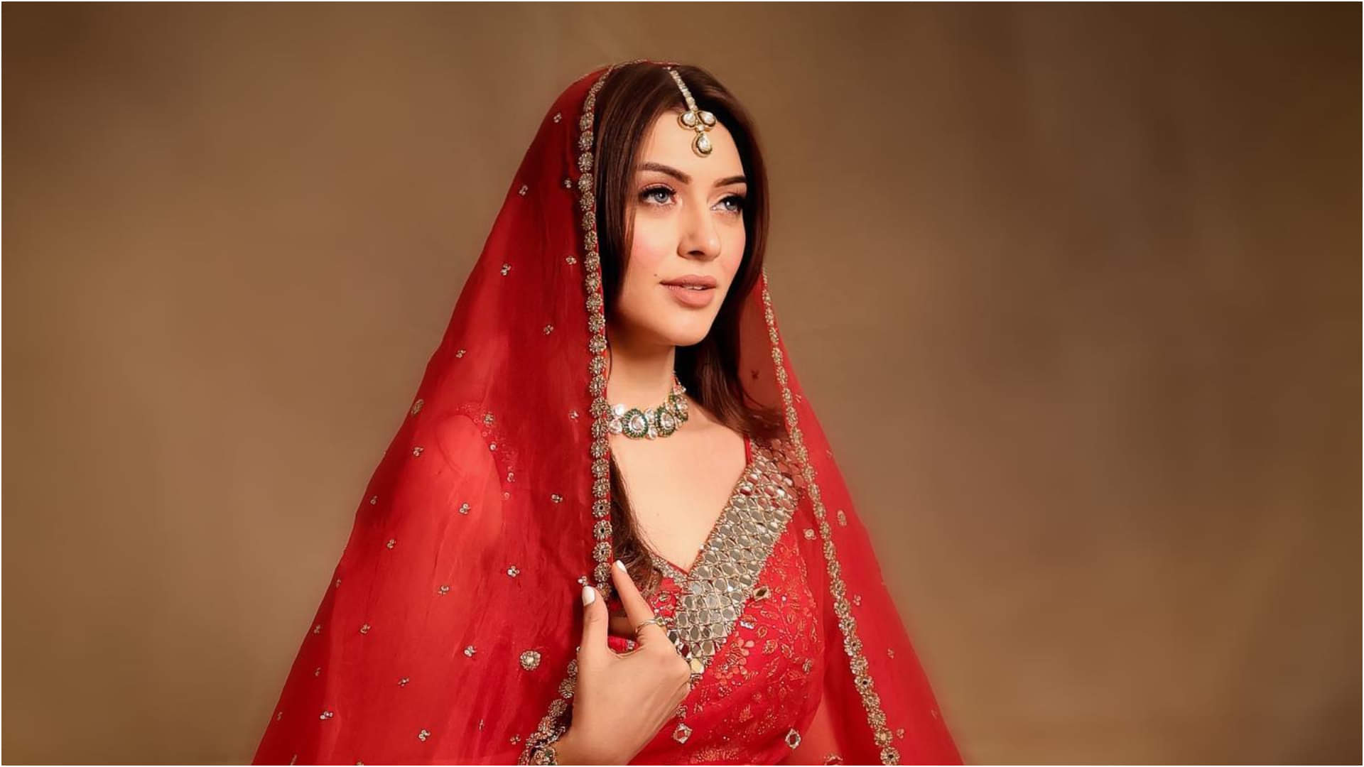 Fashion Tips To Looks Stylish And Glamorous In Red Colour Outfit News In Hindi