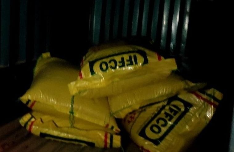 People caught a person carrying fertilizer at night
