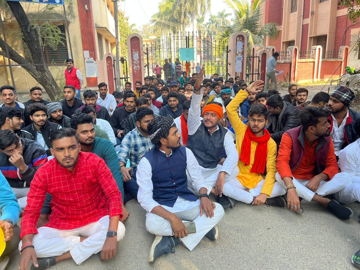 Uproar in UP College Students sitting on dharna by closing main gate, accused of beating students on ragging