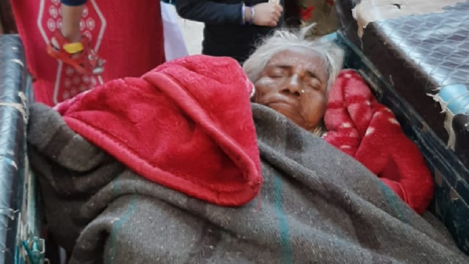 old woman spent night in a sack to avoid cold in Moradabad