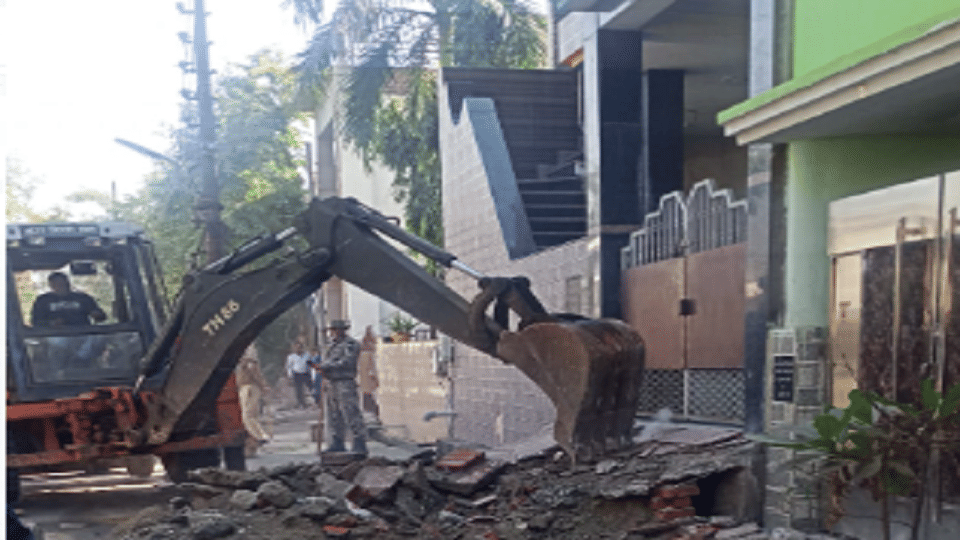 encroachment ramps were broken In Kamla Nagar iron gate demolished in agra