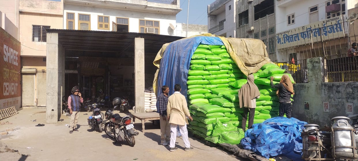 3000 MT stock in government data, farmers are not getting fertilizers in the market
