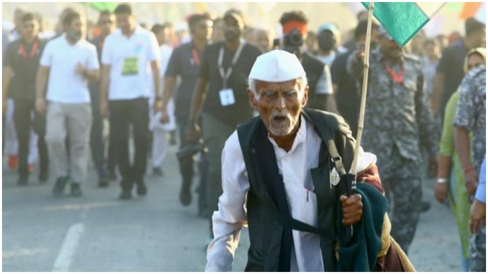 Bharat Jodo Yatra In Dausa Rajasthan 90 year old walking with Rahul Gandhi