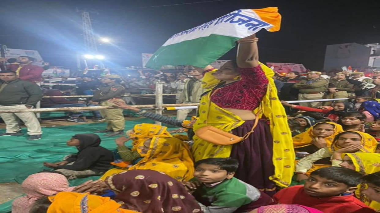 Rahul gandhi bharat jodo yatra yellow odhanee woman is viral on internet