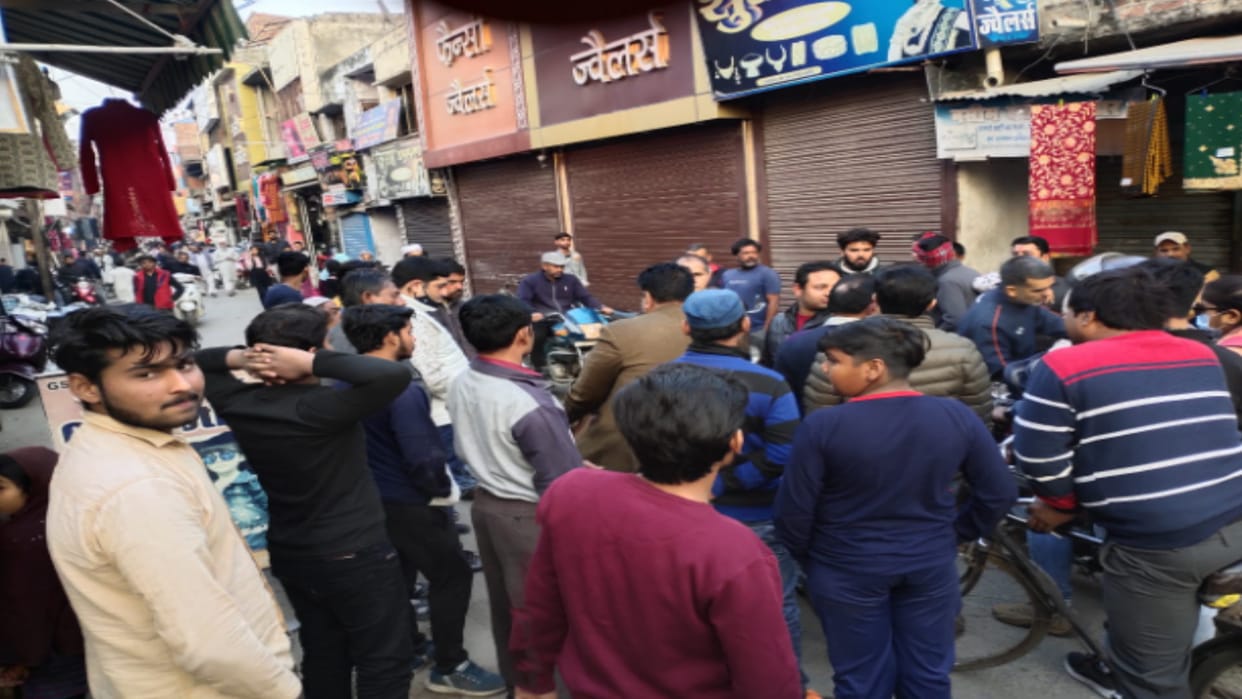 Traders caught the agent who came to check the hall marking in Bijnor and handed him over to the police