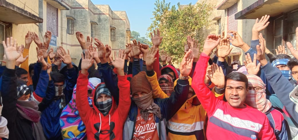 Arbitrary attitude, alleging bad food, students locked themselves in the hostel