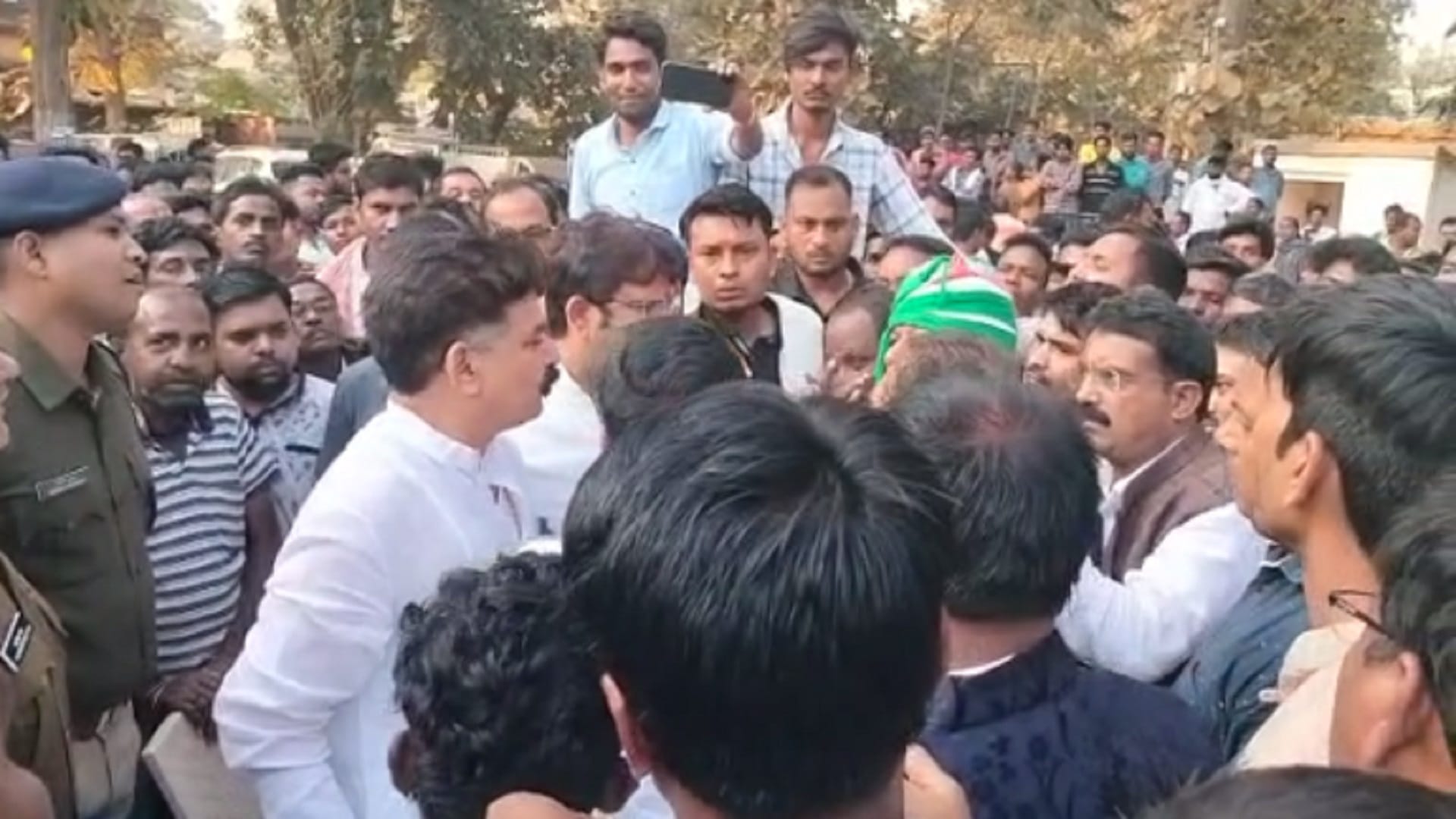 tehsildar thrashed chhattisgarh congress leader with stick in saranggarh