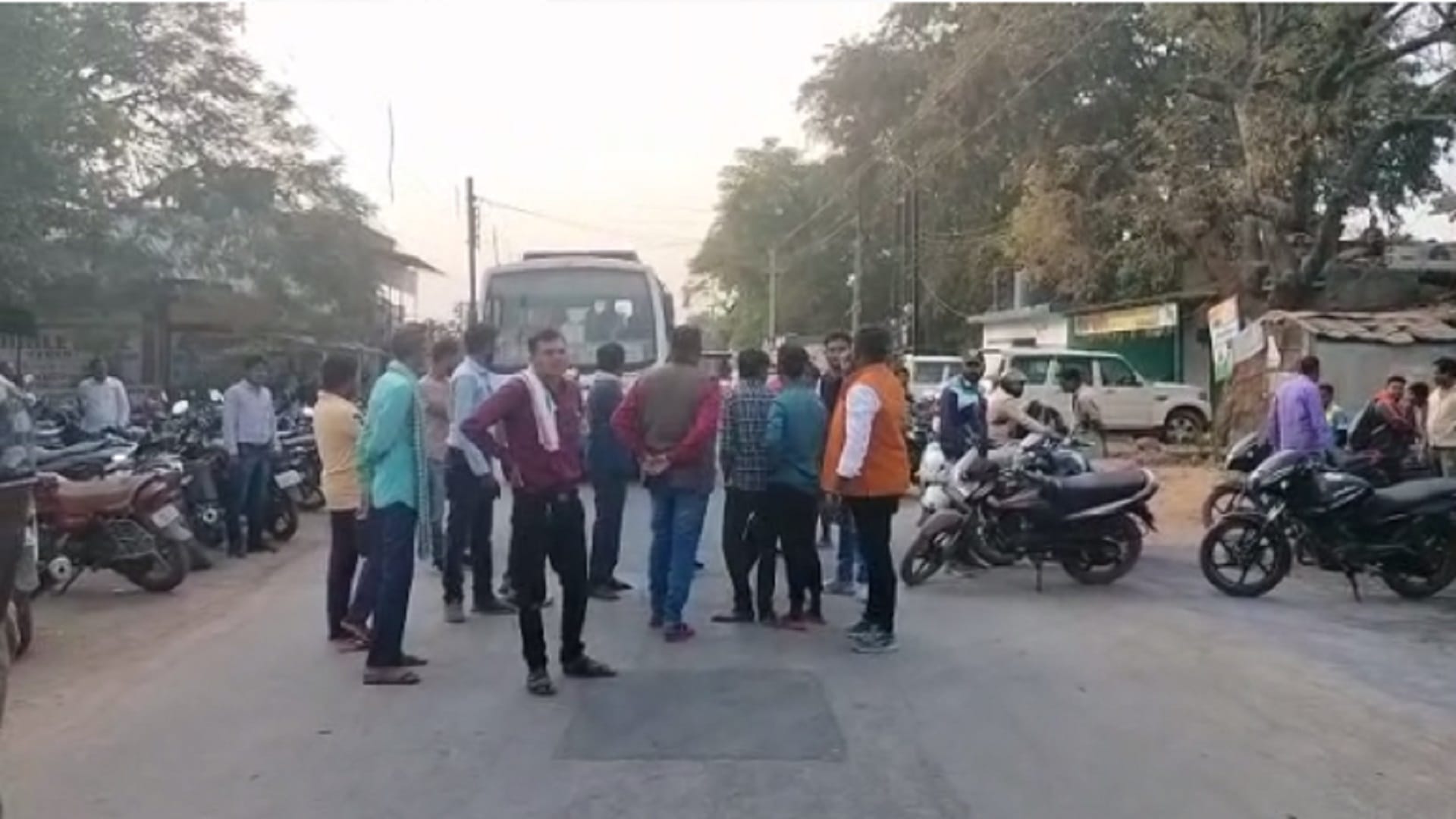 tehsildar thrashed chhattisgarh congress leader with stick in saranggarh