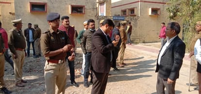 Arbitrary attitude, alleging bad food, students locked themselves in the hostel