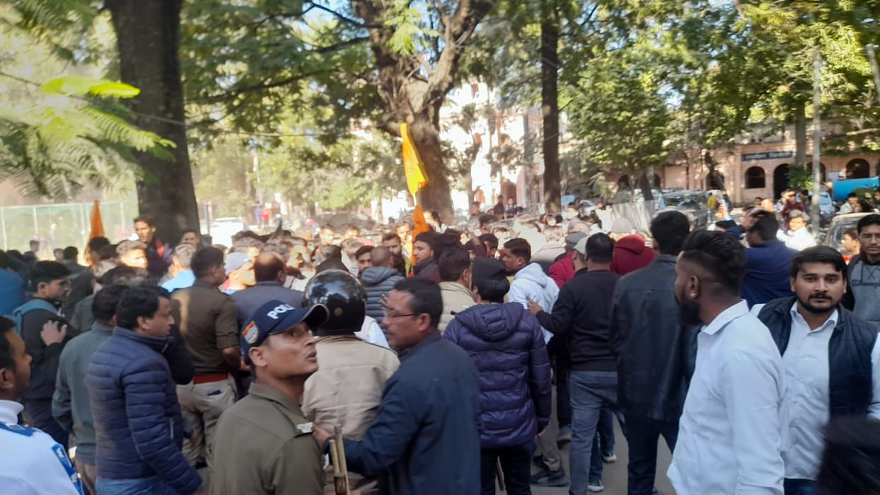 Student Union Election: ABVP and NSUI workers clashed during campaigning in DAV college
