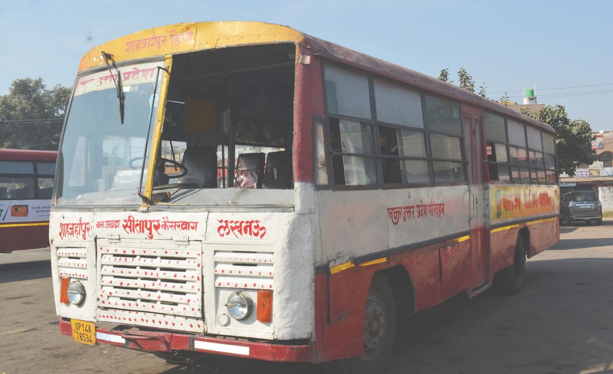Hardoi, Passengers travel chillingly in Khatara buses