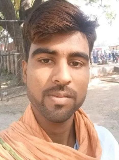Hardoi, Youth commits suicide by hanging himself from sari
