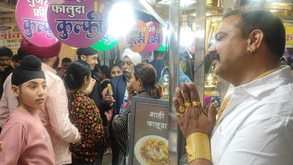 Gold jewelry is sold throughout the day in Indore's Sarafa, gold flavor is available at night in Chowpatty