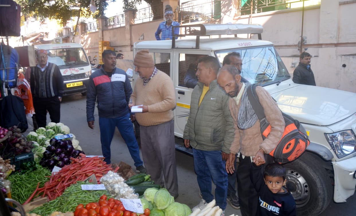 NP Hamirpur seized the goods of 11 shopkeepers