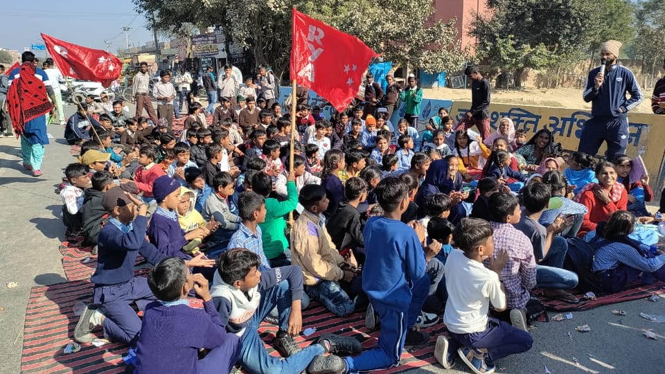 Ramnagar Colony residents blocked State Highway due to non-fulfilment of their demands in Ratia