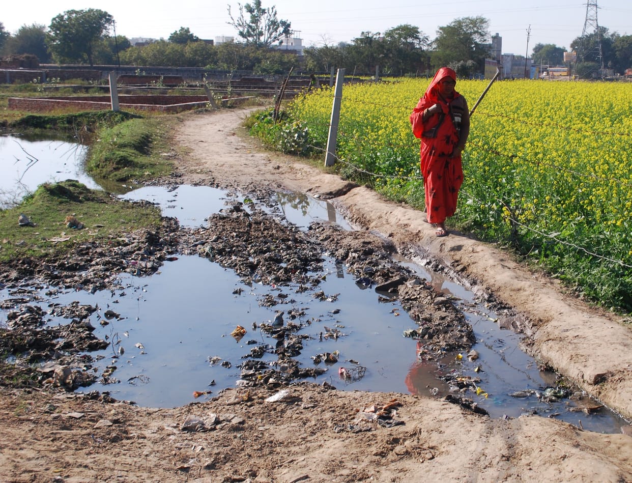Hathras: Due to waterlogging and filth, the condition of the people of Jogia is miserable.