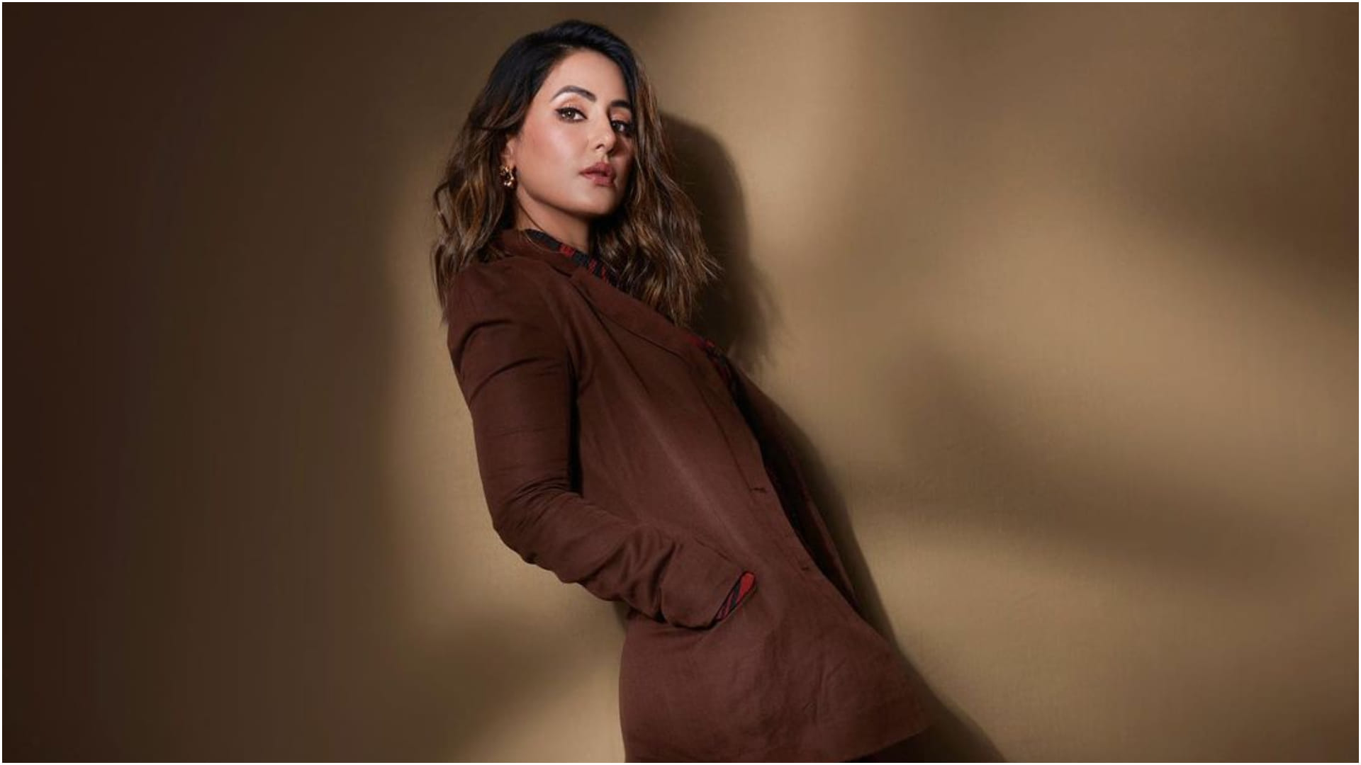 hina khan hot fashion goals in mini skirt with blazer