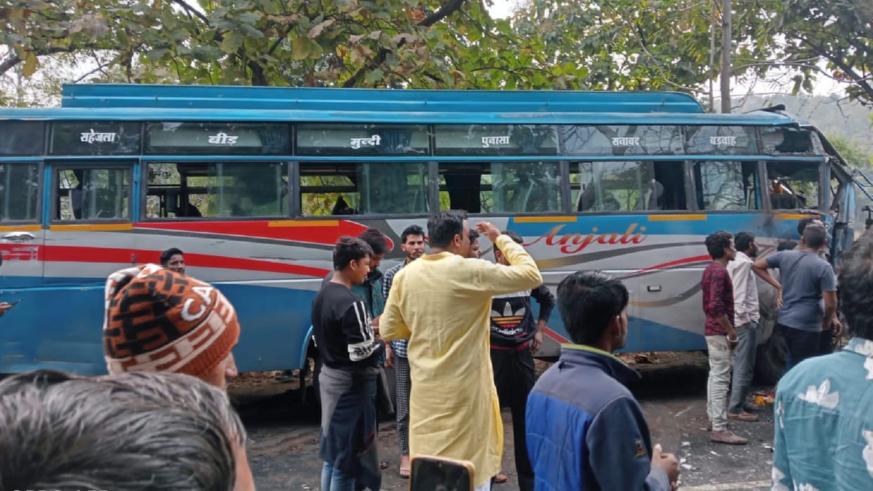 Two buses collided on Indore Ichhapur Highway one died on the spot 40 passengers injured