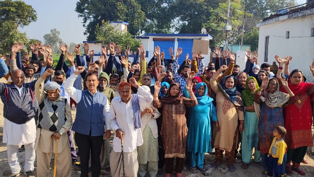 Jammu ward 32 peopal protest Demand to hand over vacant land of Custodian dept to Municipal Corporation