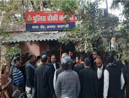 Varanasi The lawyers of the Civil Court thrashed the young man, the young man kept pleading with folded hands