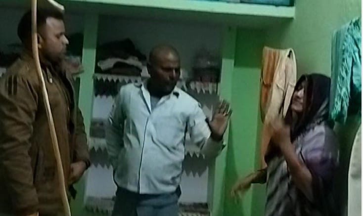 Wife attempted suicide in Banda, husband used to talk to sister in law on phone