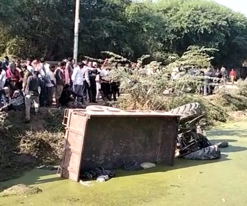 Tractor going to fill straw overturned in Hamirpur, one died and two injured