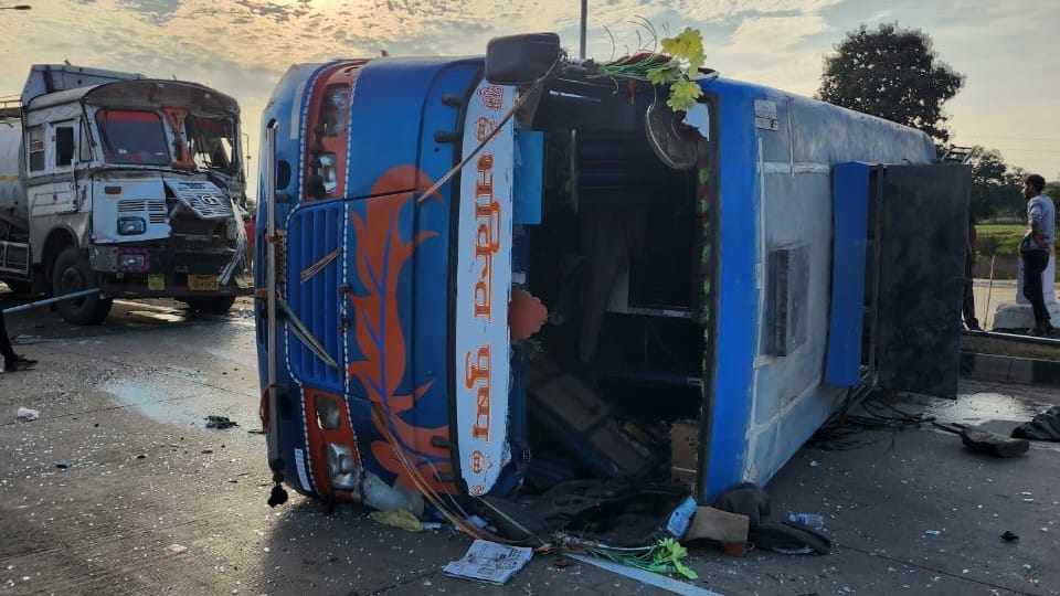 Katni Accident: Bus overturns after colliding with tanker, woman standing on roadside killed, four injured
