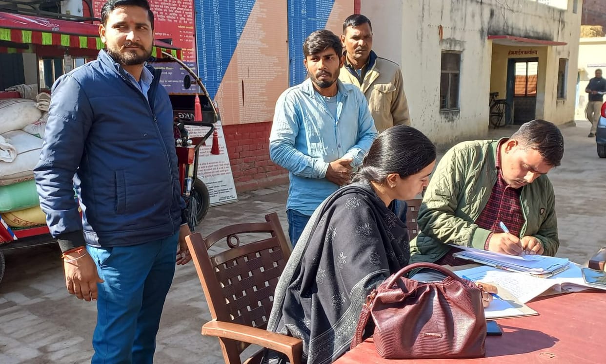 Two caught with government ration being carried in e-rickshaw