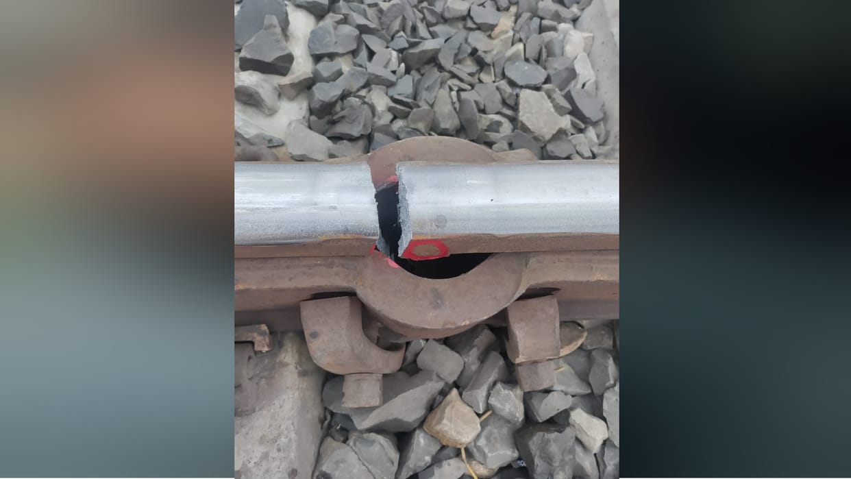 Rail track broken near Paniyahwa of Kushinagar
