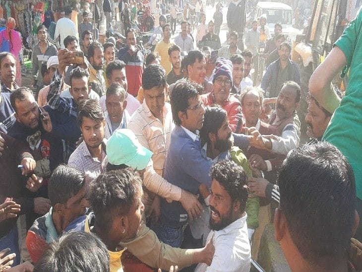 Fighting with the city council team that went to remove encroachment in Gokal Gate market