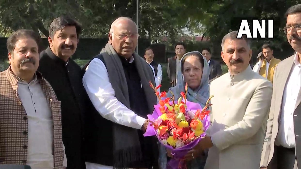 CM Sukhvinder Singh Sukhu and state Congress president Pratibha Singh meet Mallikarjun Kharge