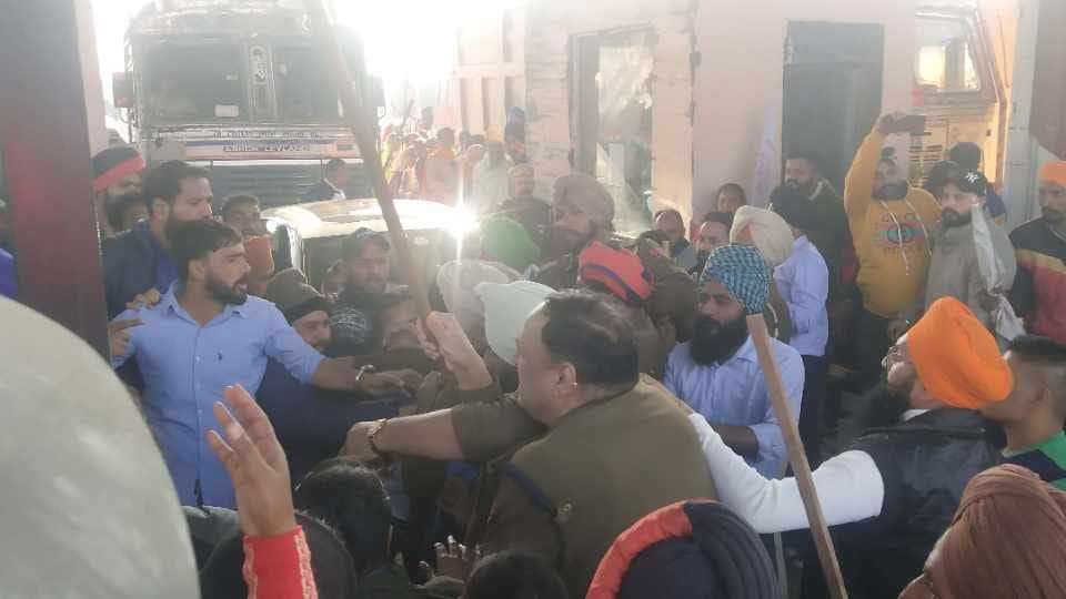 Toll workers and farmers clashed in Cholang of Punjab