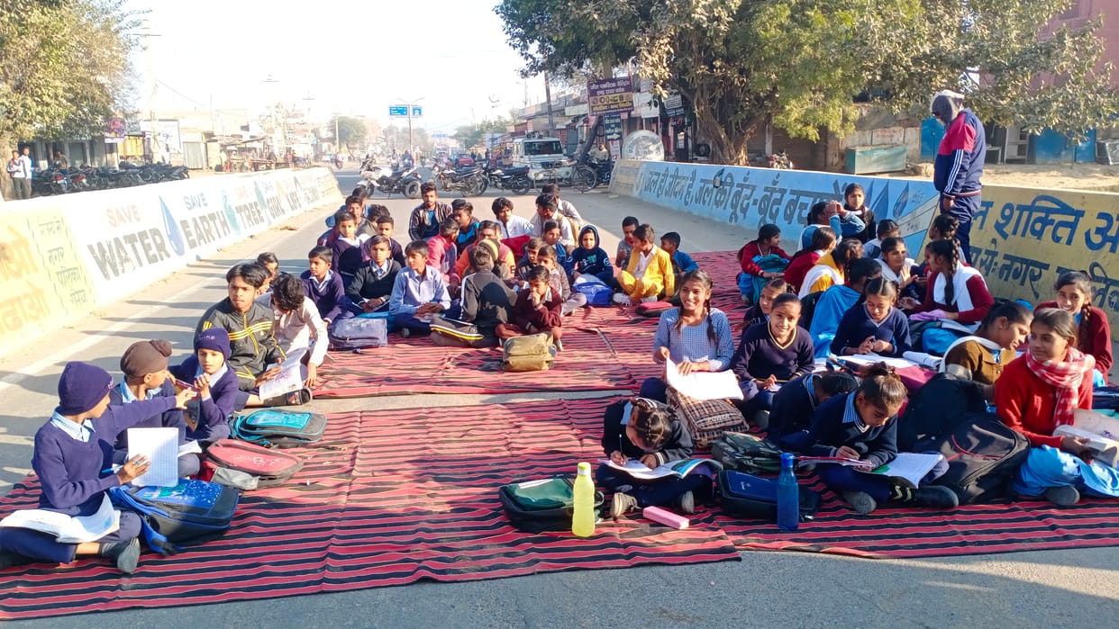 Students set up classes on state highways to build schools in the colony