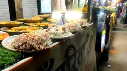 Gold jewelry is sold throughout the day in Indore's Sarafa, gold flavor is available at night in Chowpatty