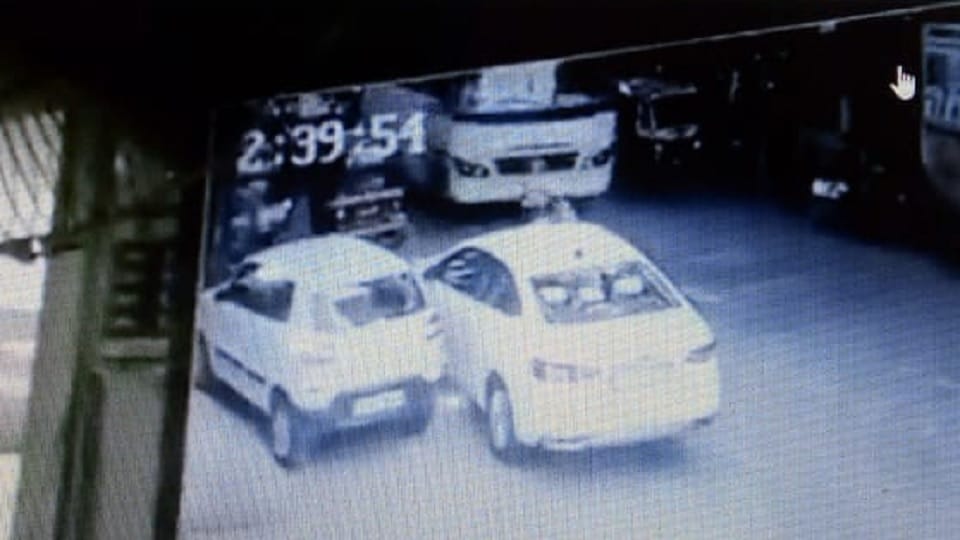 Shocking incident in Mumbai, bus crushed elderly but narrowly escaped