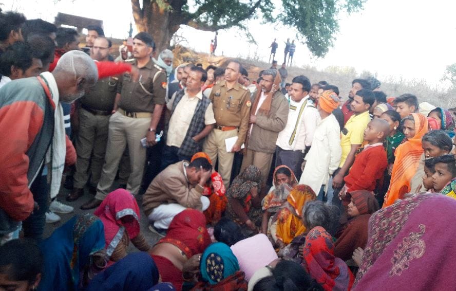 Road accident in sonbhadra Student riding bicycle stuck in bus and dragged for 50 meters