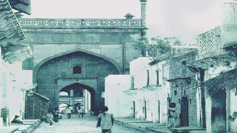 80 years ago lighters used to light lamps on the streets with kerosene in Agra