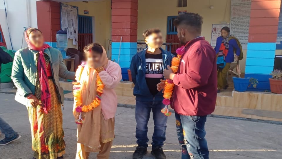 Uttarakhand chamoli News Couple Doing marriage in  police station after love affair on instagram