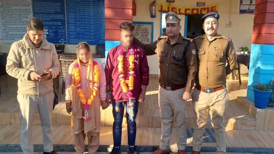 Uttarakhand chamoli News Couple Doing marriage in  police station after love affair on instagram