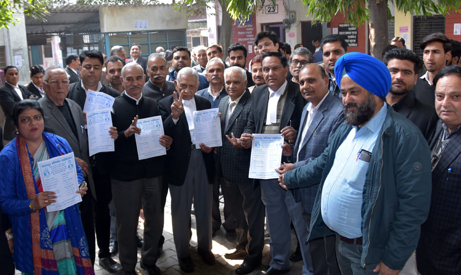 Voting in the election of Saharanpur Advocates Association today