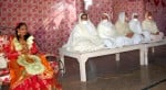 भगवान प्रेम सुख मंदिर, मोहम्मदाबाद में आयोजित कार्यक्रम में केसर तिलक रस्म के दौरान वैरागन ईशिक?