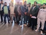 हाथरस : कलेक्ट्रेट में ज्ञापन देने पहुंचे राशन डीलर।   संवाद