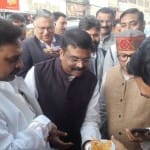 शिक्षा मंत्री को भाया चाची की कचौड़ी का स्वाद