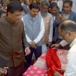 टीएफसी में लगी प्रदर्शनी को देखते केंद्रीय मंत्री पीयूष गोयल
