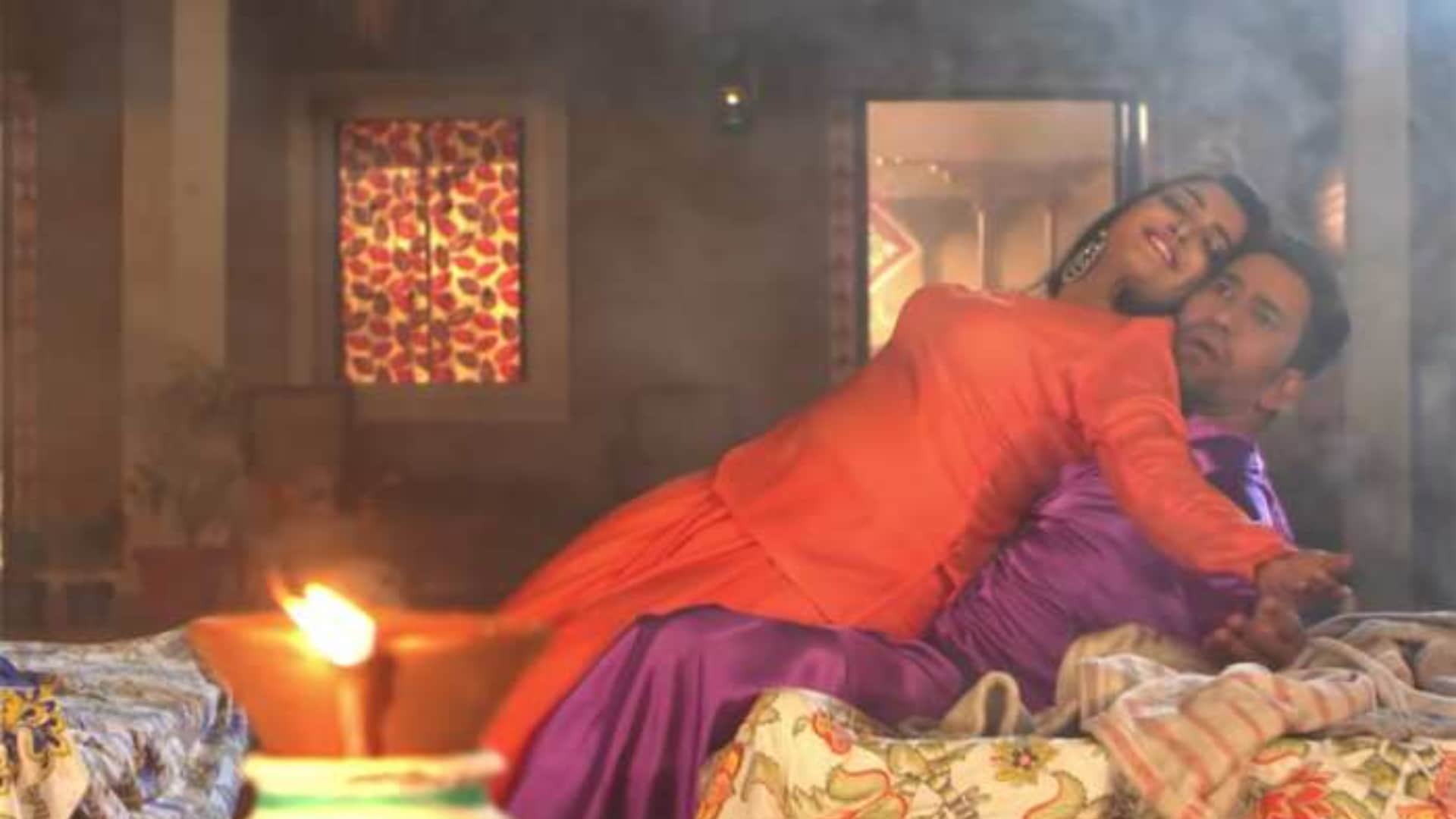 Pathaan Besharam Rang Srk deepika Bhojpuri actress amrapali monalisa Rani Akshara wore bhagwa dress onscreen